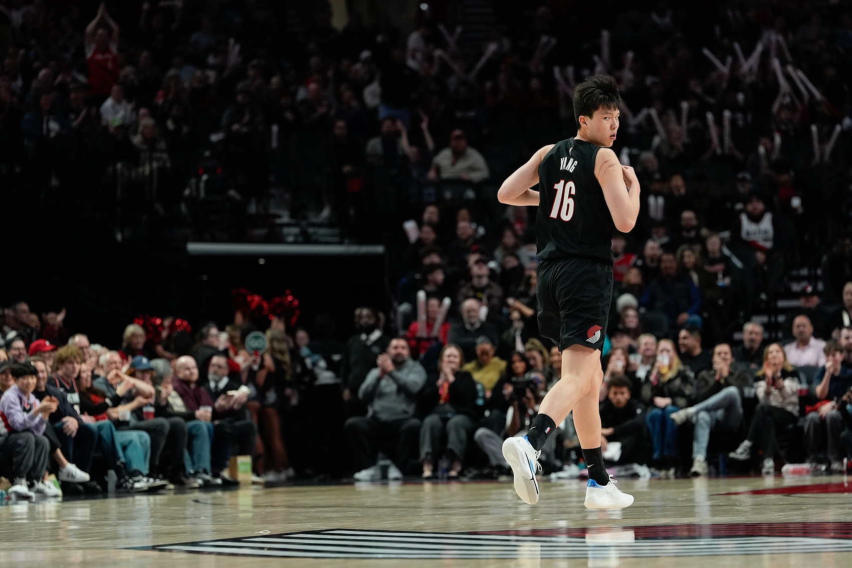 开云注册网址-上来跑两圈有氧~杨瀚森最后时刻出战1分52秒无数据进账 正负值+1